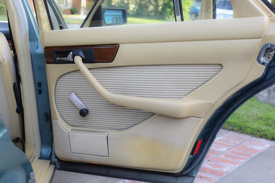 Детали интерьера Mercedes-Benz 280 SE (W126) 1983 года  (EU) (фото 52 из 62)